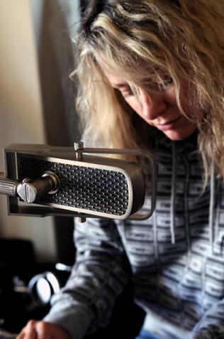 Shelby Lynn using s 731R ribbon microphone